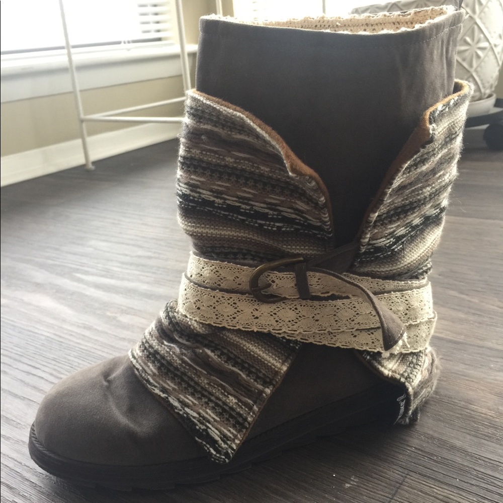 Women’s Mukluks Boots grey w/ pretty details! 10
